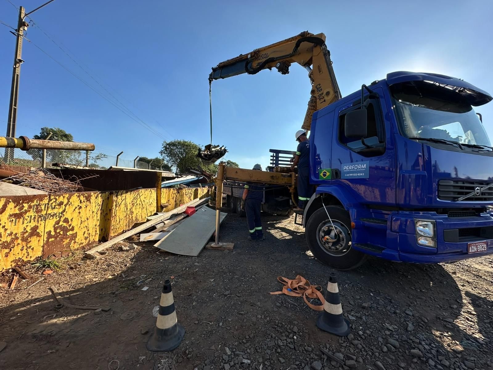 Caminhão Munck em operação